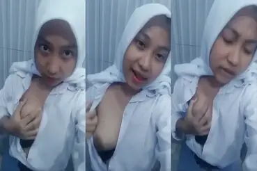 ABG Hijab SMA Pamer Dada Mulus Di Toilet Sekolah