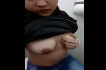 ABG Jilbab Hitam Colmek Basah Di Toilet Umum Hot